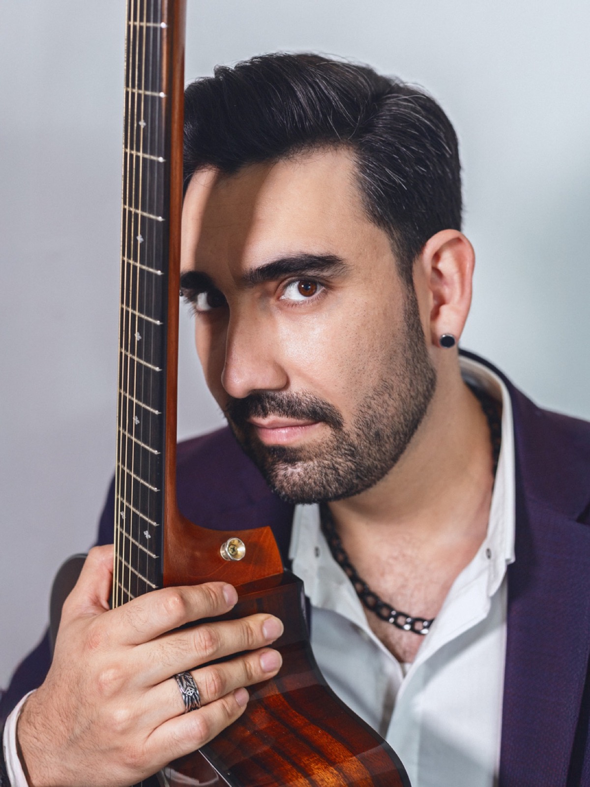 Adrián Eugenio con guitarra.