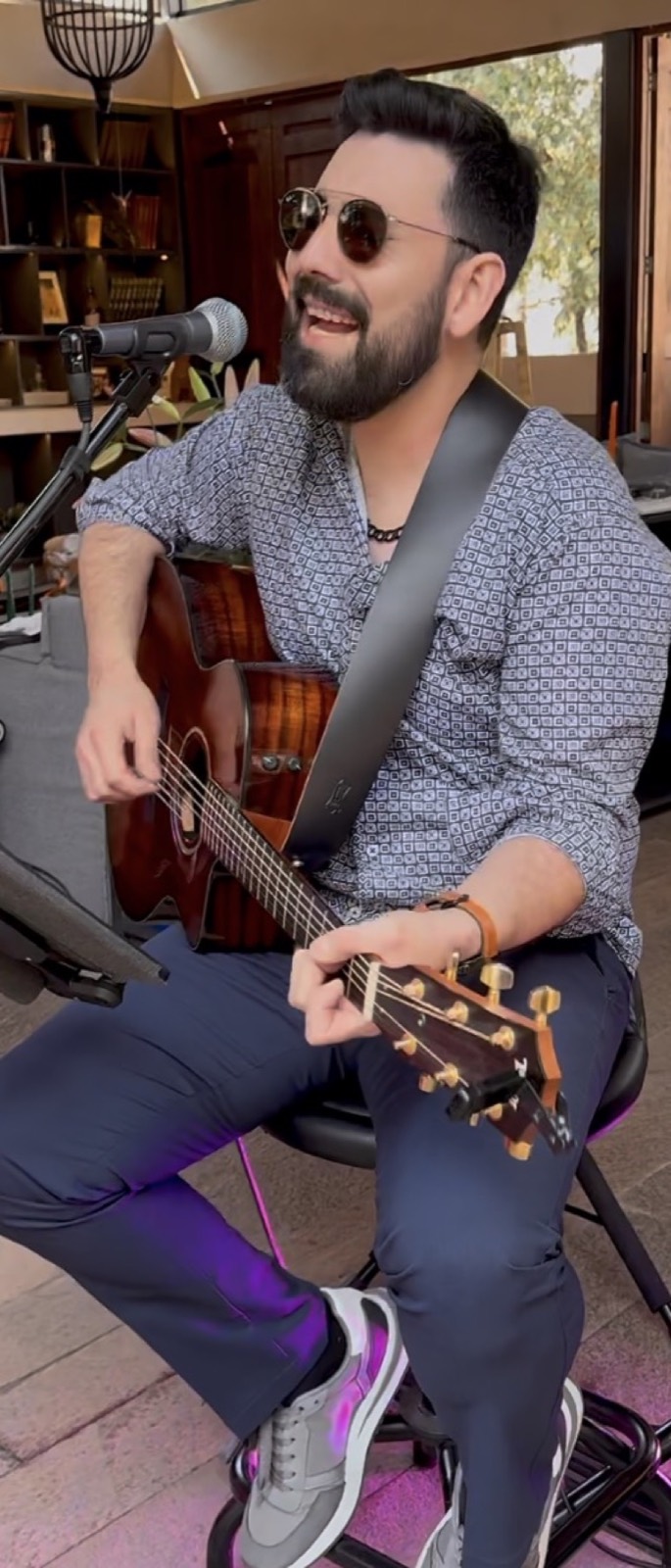 Presentación de guitarra y voz en formato acústico.