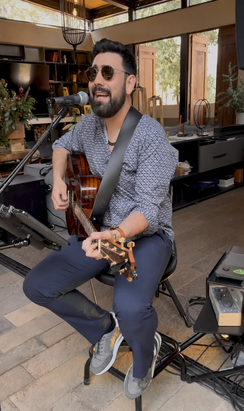 Interpretación solista con guitarra en un espacio para invitados.