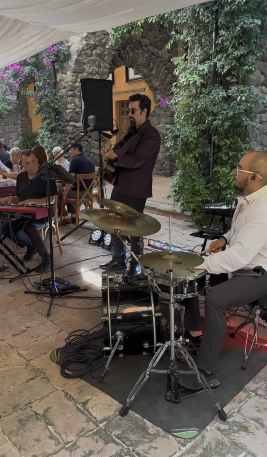 Trío durante una presentación en un espacio para eventos.