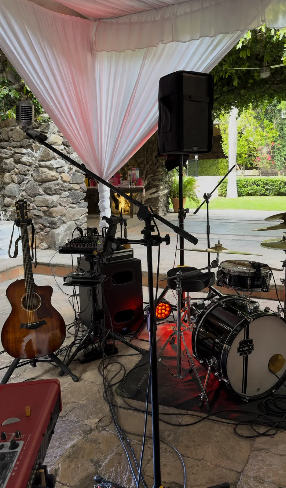 Sistema de audio, instrumentos e iluminación preparados para un evento.