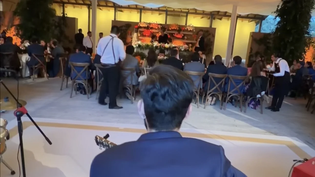 Presentación musical frente a los invitados de una recepción.