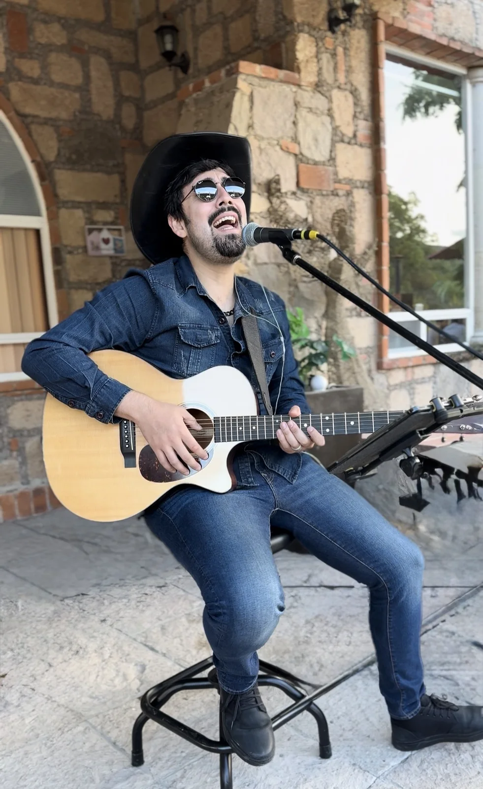 Adrián Eugenio interpreta guitarra y voz en vivo.
