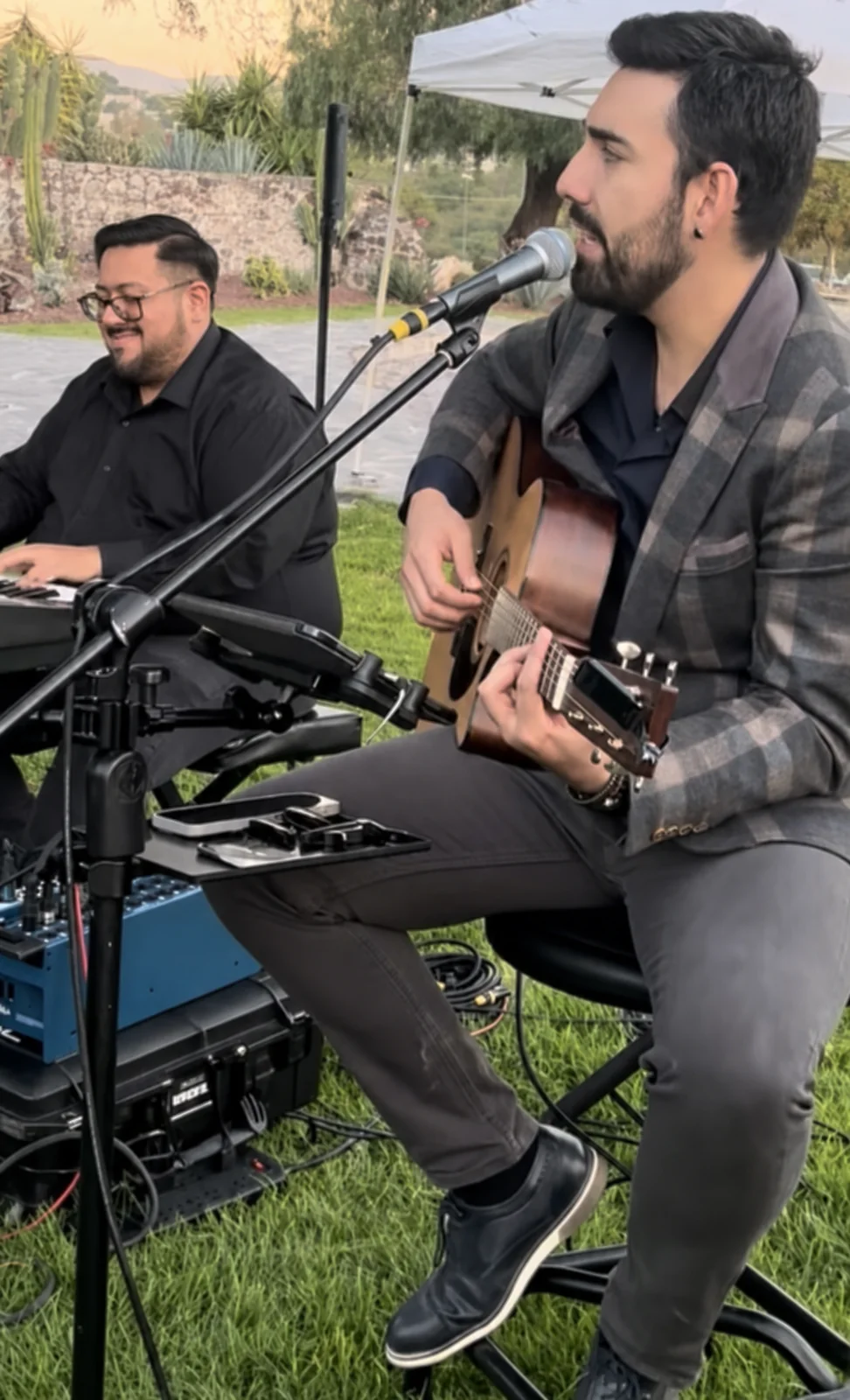 Dúo de voz, guitarra y teclado durante una presentación.