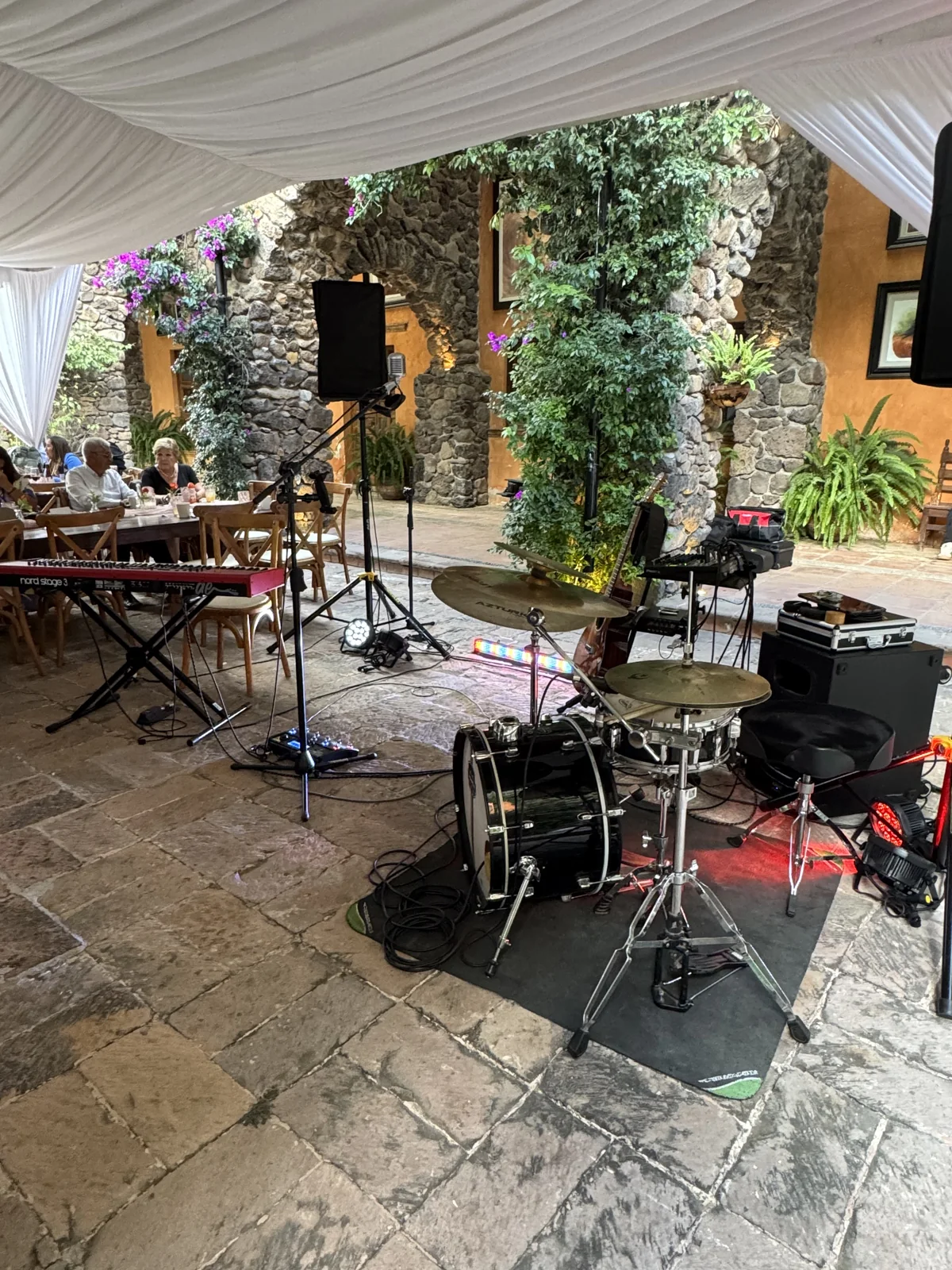 Montaje de instrumentos, audio e iluminación antes de un evento.